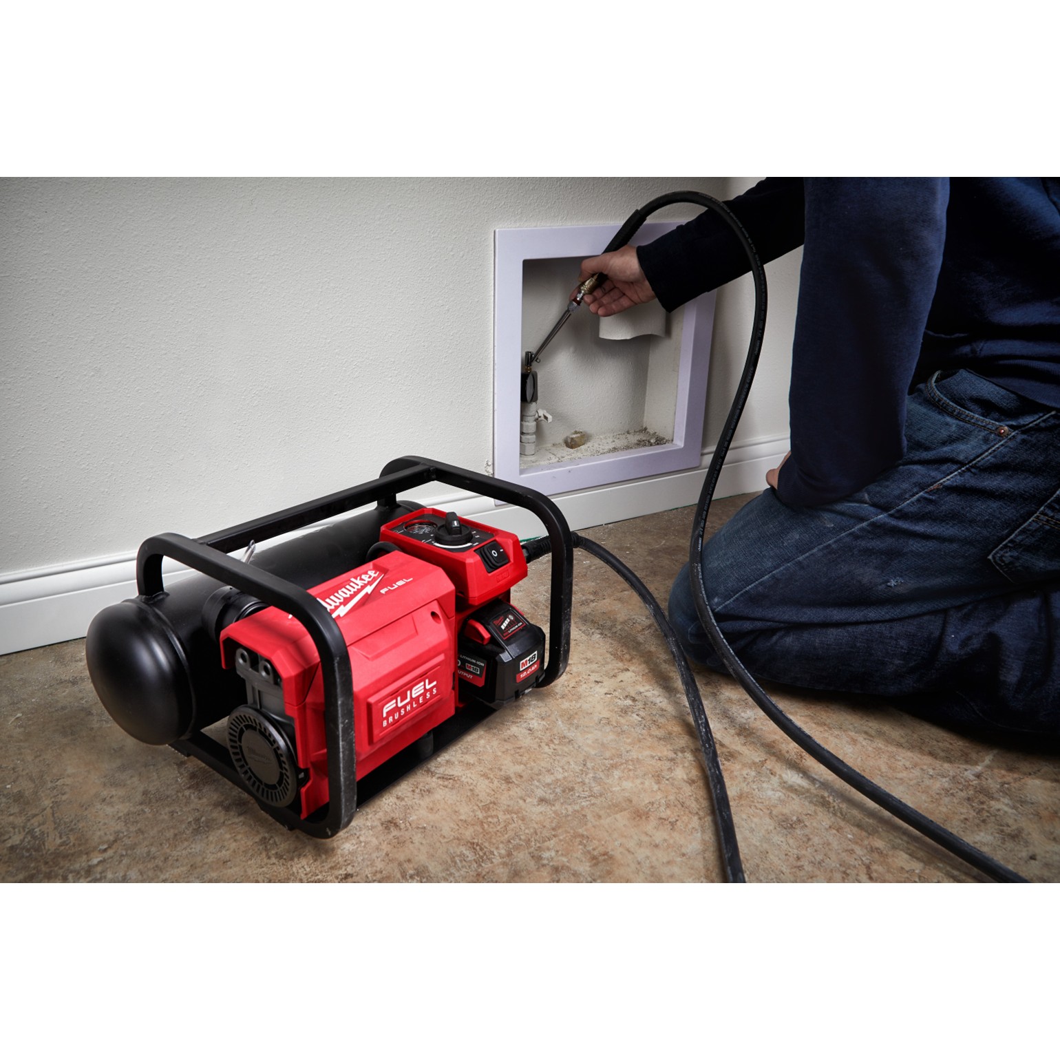 MILWAUKEE M18 FUEL Cordless Air Compressor 13