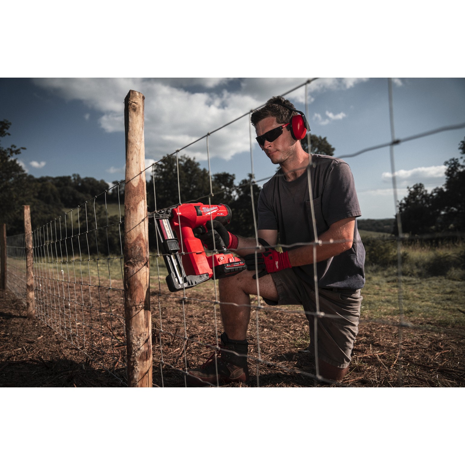 MILWAUKEE M18 FUEL Cordless Fencing Utility Stapler 7
