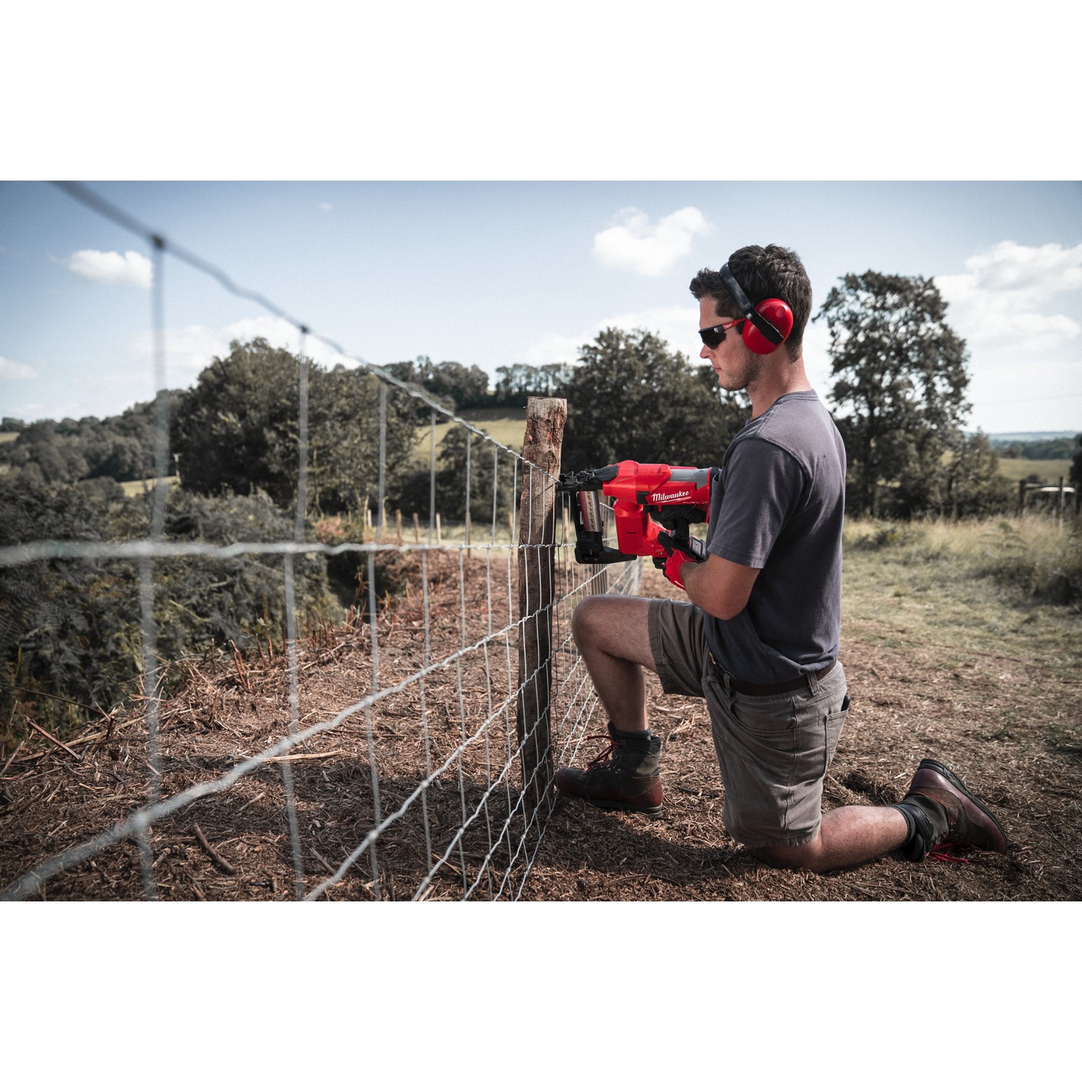 MILWAUKEE M18 FUEL Cordless Fencing Utility Stapler 8