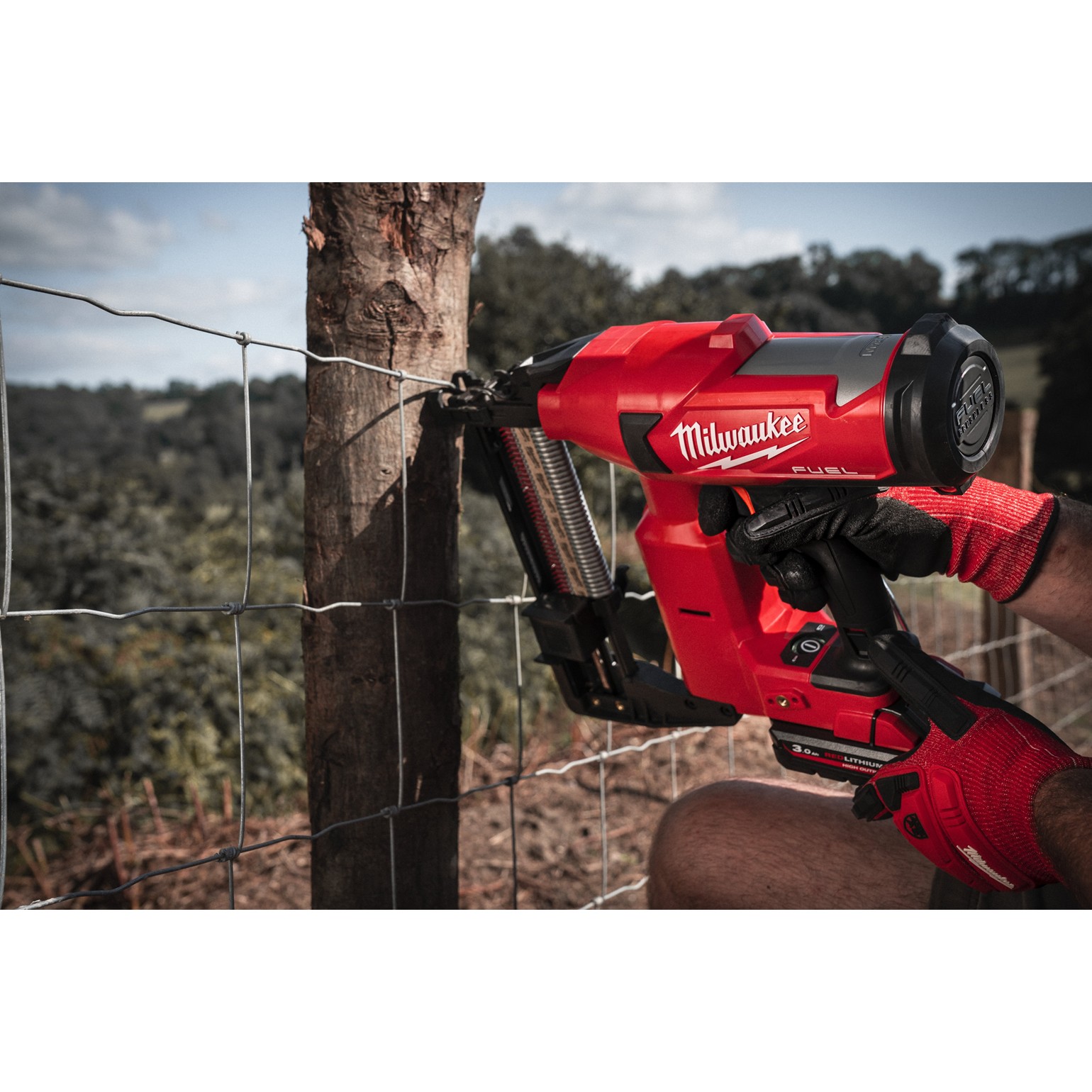 MILWAUKEE M18 FUEL Cordless Fencing Utility Stapler 9