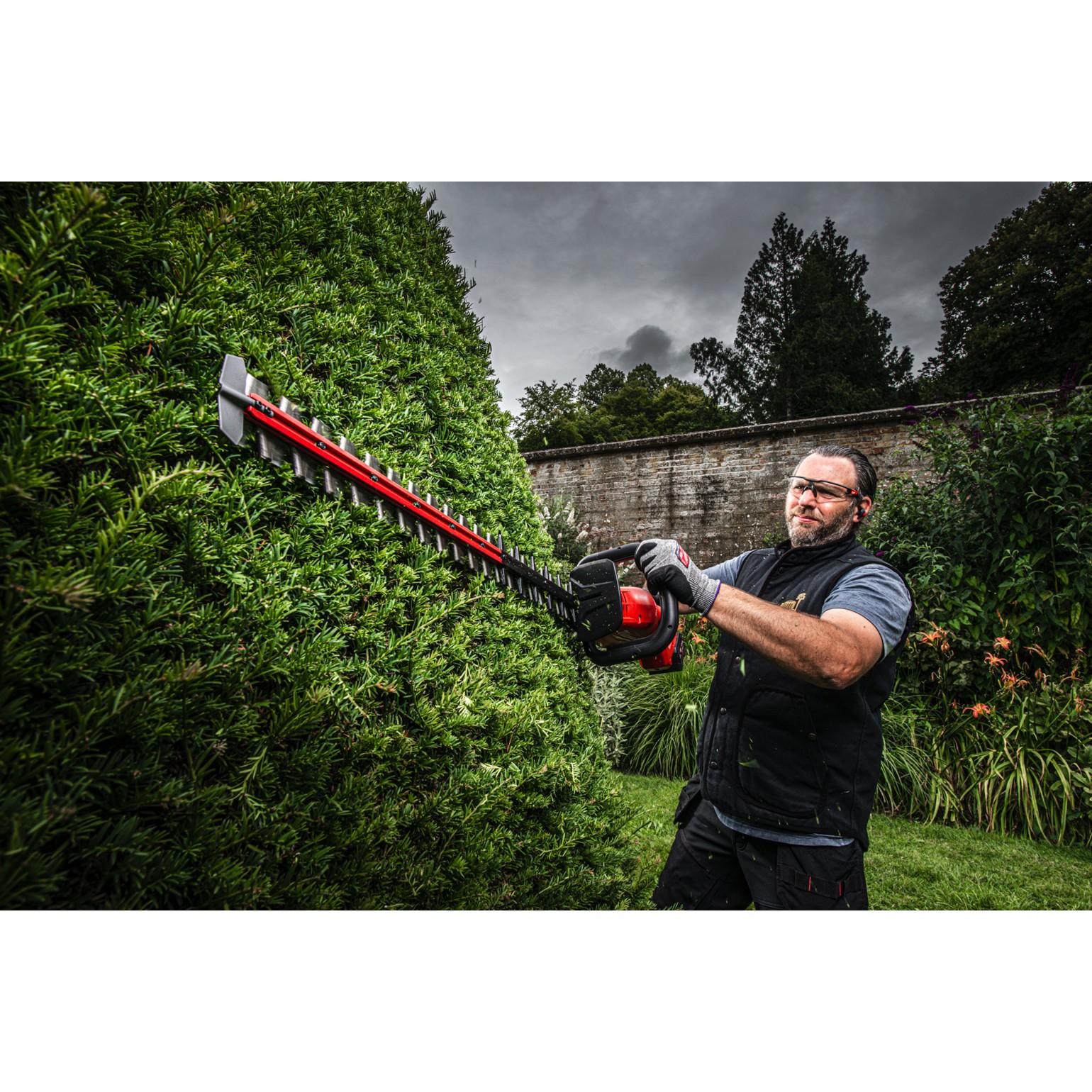 MILWAUKEE M18 FUEL Cordless Hedge Trimmer 7